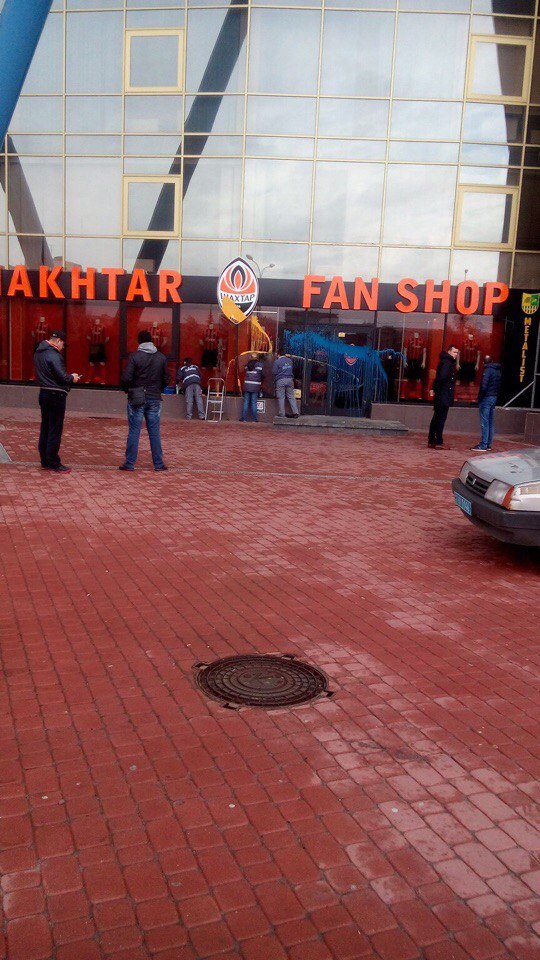 В Харькове облили краской Fan shop Шахтера - изображение 3
