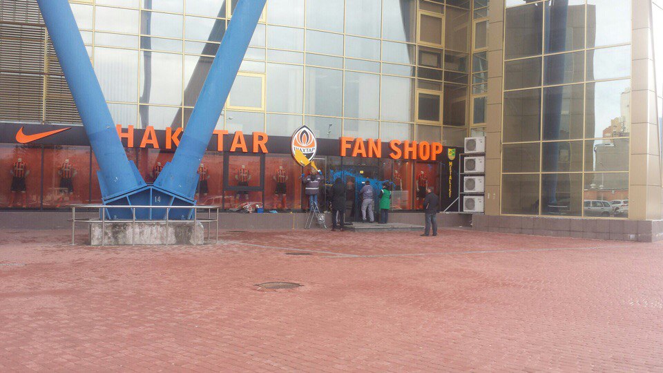В Харькове облили краской Fan shop Шахтера - изображение 2